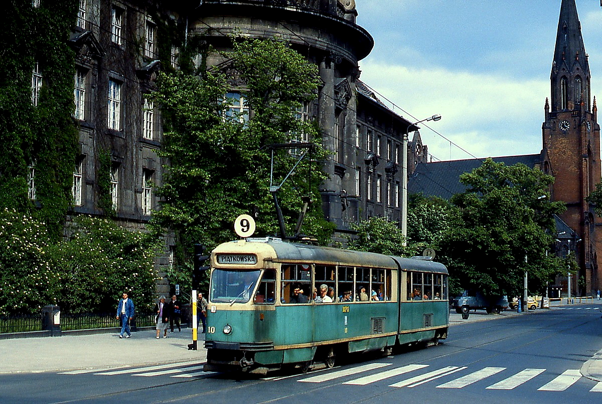 Straßenbahn Poznan: Auf der Aleksandra Fredry ist der Konstal 102Na 10 im Juni 1990 als Linie 9 unterwegs