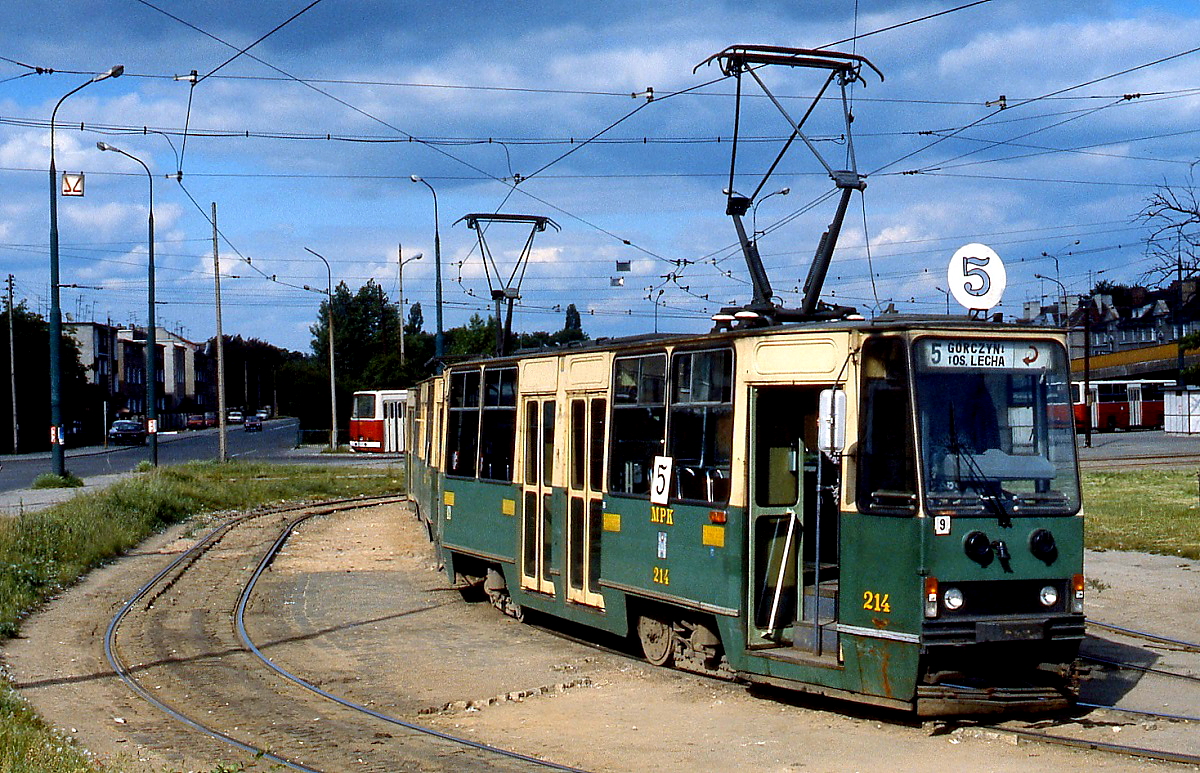 Straßenbahn Poznan: Im Juni 1990 steht der Konstal 105N 214 in der Endhaltestelle Gorczyn