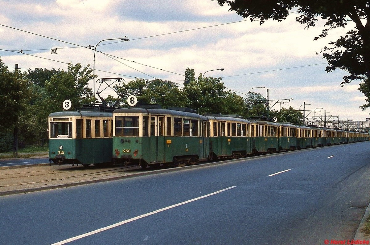 Straenbahn Poznan/Posen im Juni 1990: Tw 715 und Bw 450 an der Spitze zahlreicher weiterer abgestellter Zweiachser. Auf dem Schild im Triebwagen steht  Wagon Uszkodzony , auf deutsch sinngem  Defekter Waggon .