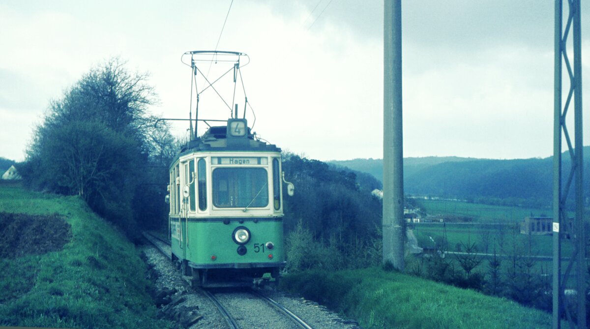 Straßenbahn Reutlingen__Tw 51 [ME 1928] auf Linie 3. Hier geht es hinab zur Endstation Altenburg im Neckartal.__Mai 1970