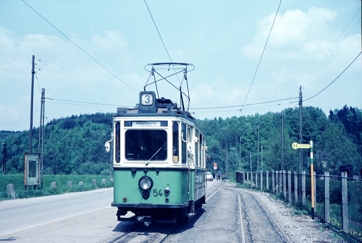 Straßenbahn Reutlingen__Tw 54 [ME 1928] auf Linie 3 an der Endstation Altenburg. Die Haltestellentafel für den Bus ist bereits montiert ! Nach dem 30. Mai 1970 fuhr keine Straßenbahn mehr. __Mai 1970