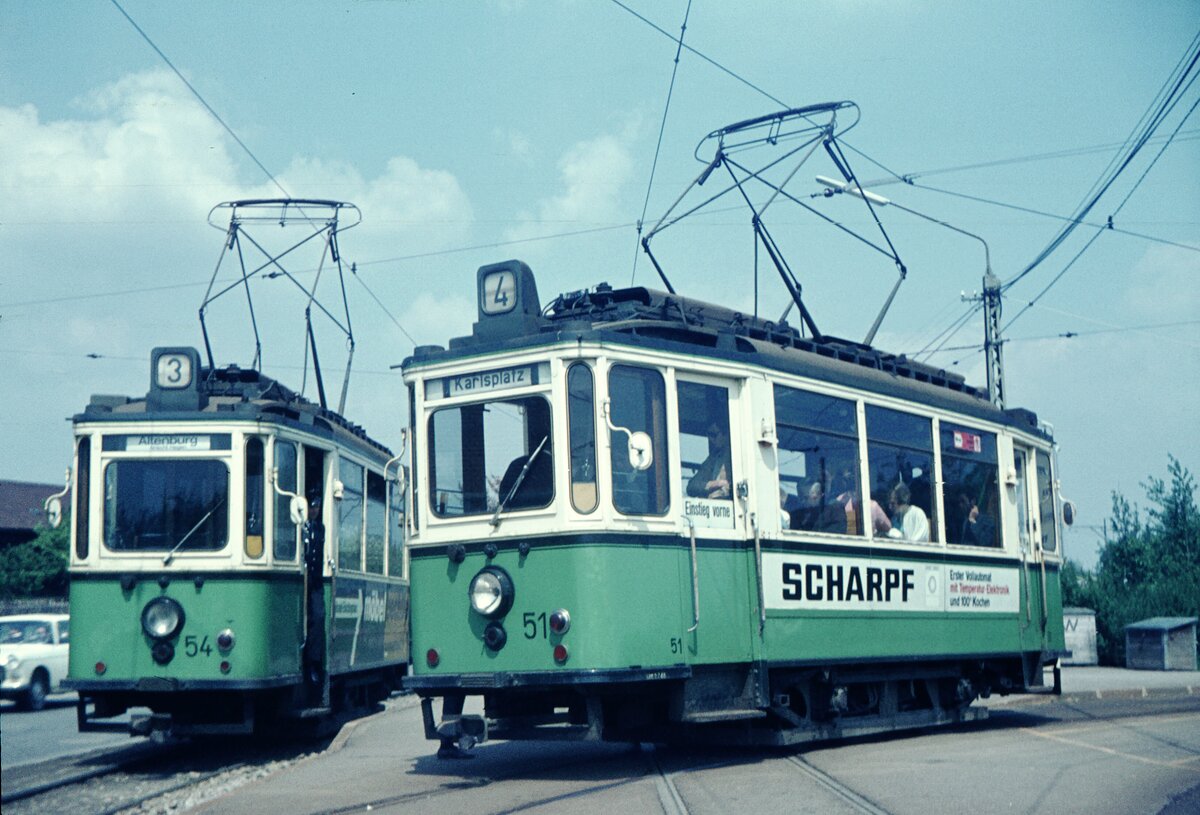 Straßenbahn Reutlingen__Tw 54 [ME 1953] auf Linie 3 nach Altenburg und Tw 51 [ME 1928] auf Linie 4 zum Karlsplatz,  in Orschel-Hagen am Abzweig der Linie 4 in die Trabantenstadt Orschel Hagen.__Mai 1970