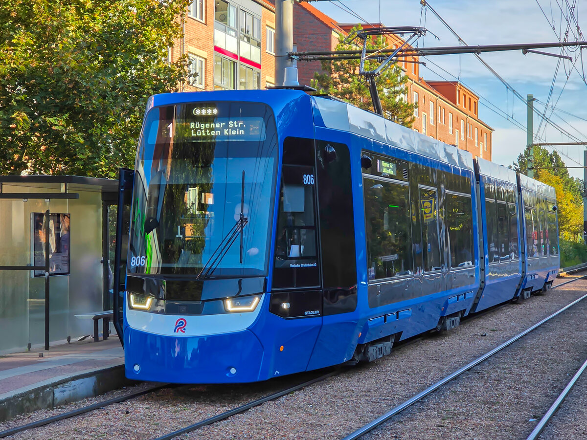 Stra�enbahn Rostock  TINA  806 auf der Linie 1 nach R�gener Str. L�tten Klein in der Heinrich-Sch�tz-Stra�e, 30.09.2026.
