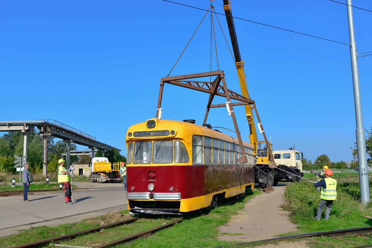 
Straßenbahn RVR-6M2 #060 am 09.09.2021, Andreja Pumpura iela, Daugavpils.