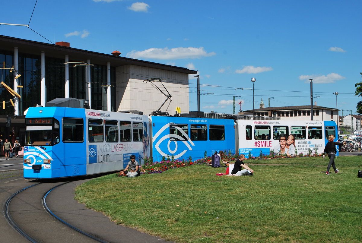 Straßenbahn in der Schleife vor dem Würzburger Hauptbahnhof am 8. Juni 2019.