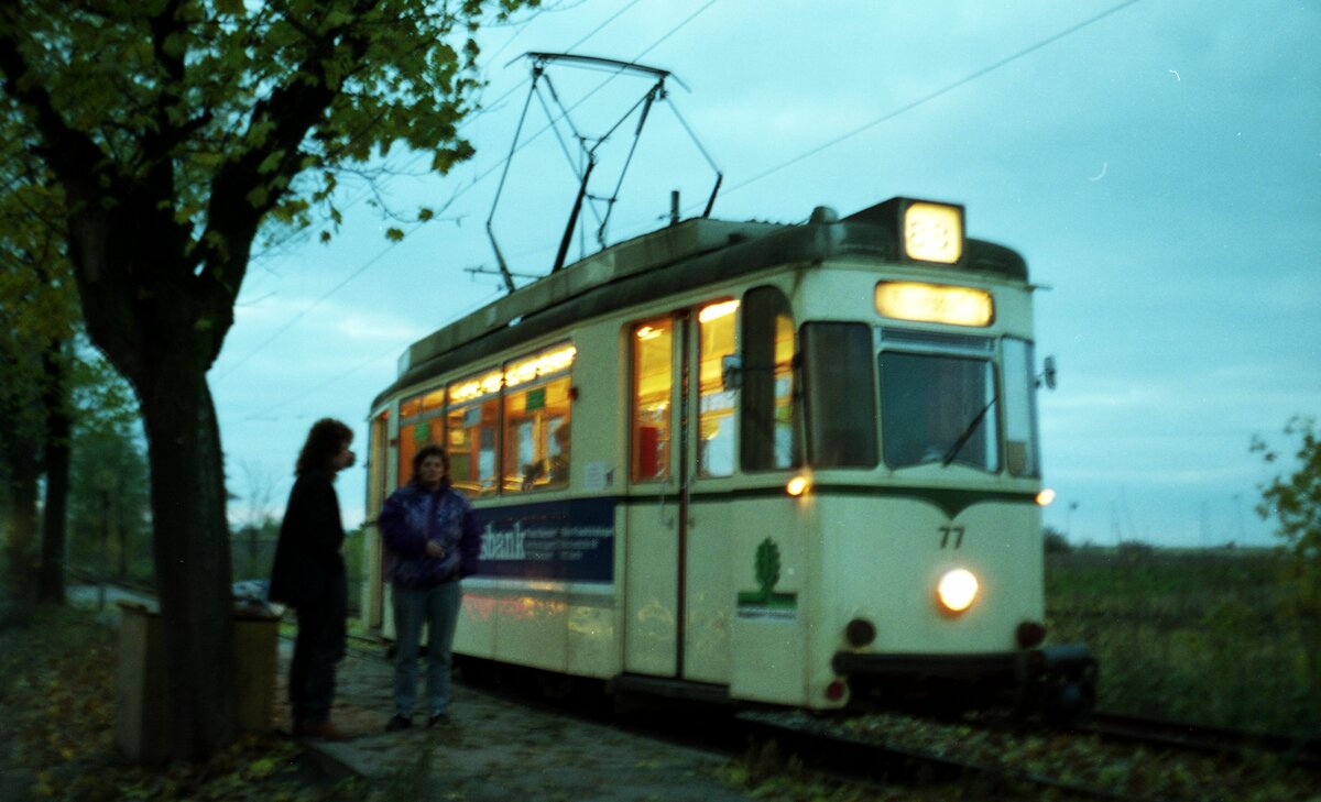 Straßenbahn Schöneiche-Rüdersdorf__Feierabend-Stimmung mit Tw 77 [T57; VEB Gotha 1957: 2003 >Istanbul].__29-10-1992