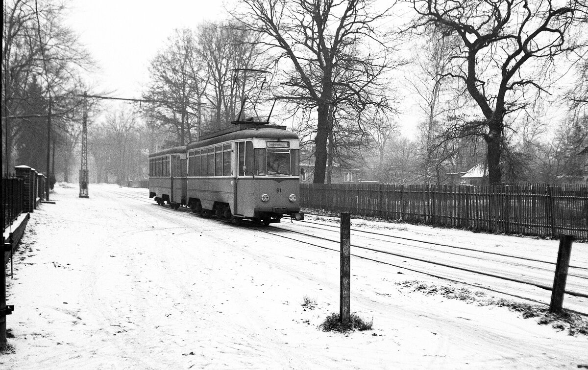 Straßenbahn Schöneiche-Rüdersdorf__Tw 61 mit Bw.__Jan. 1978