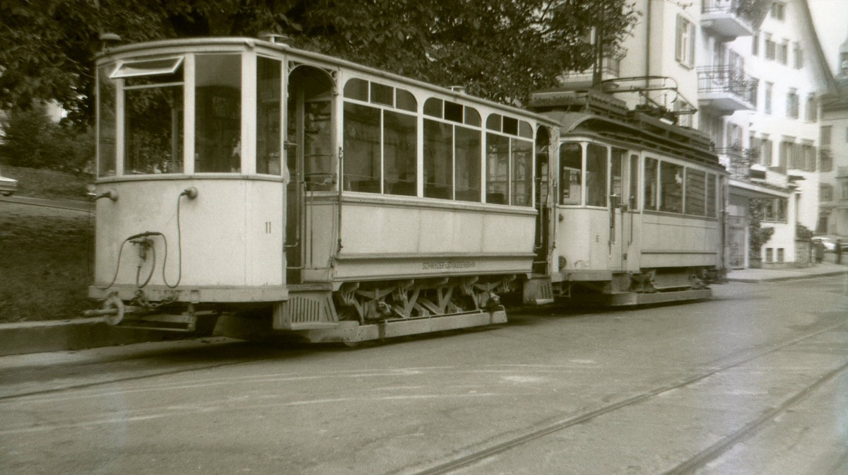 Strassenbahn Schwyz - Brunnen: Motorwagen 6 mit Anhänger 11 (beide Baujahr 1914) in Schwyz (Postplatz), Oktober 1963. 