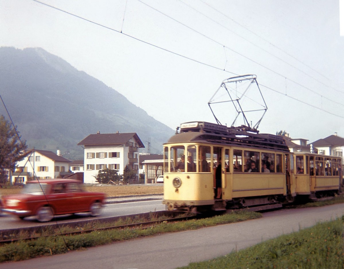 Strassenbahn Schwyz - Brunnen: Motorwagen 6 mit Anhänger 11 in voller Fahrt bei Ingenbohl, Herbst 1963.
