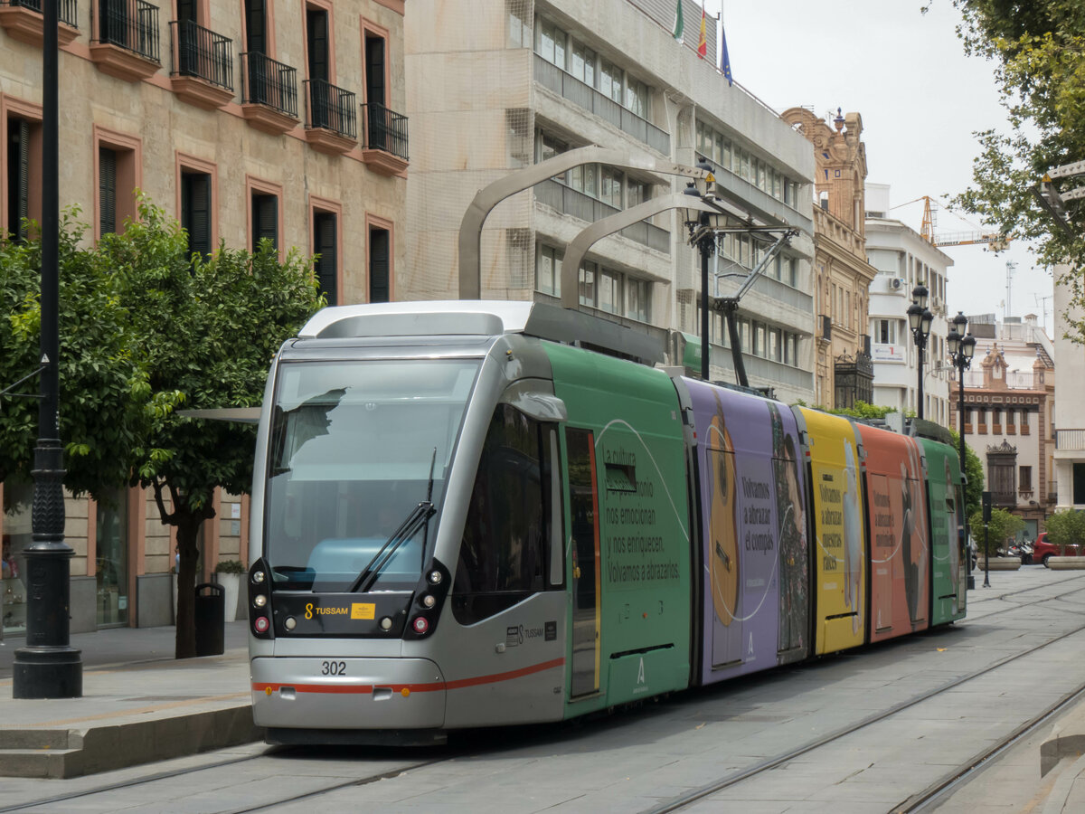 Straßenbahn Sevilla Zug 302 an der Plaza Nueva, 15.06.2021.