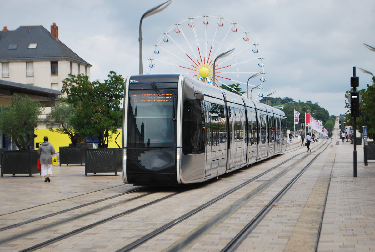 Straßenbahn der Stadt Tours vor der Loire-Brücke (Pont Wilson) am 5. Juli 2018.