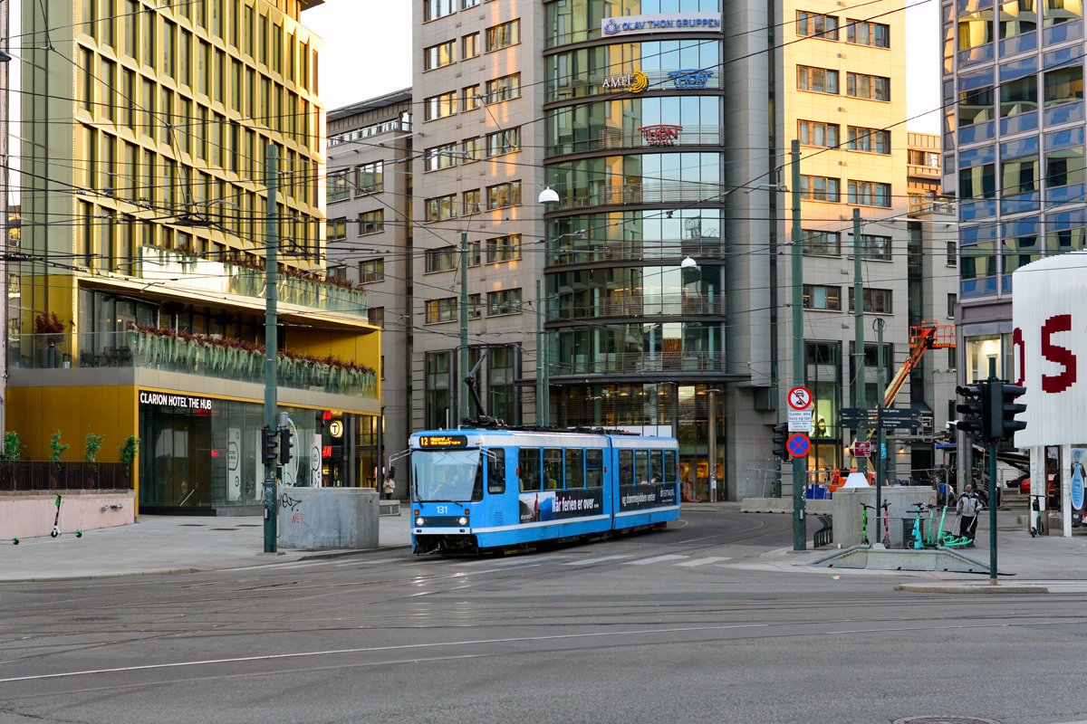Straßenbahn Strømmen /Duewag SL79 #131 der Linie 12 am 31.08.2021, Fred Olsens gate, Oslo.