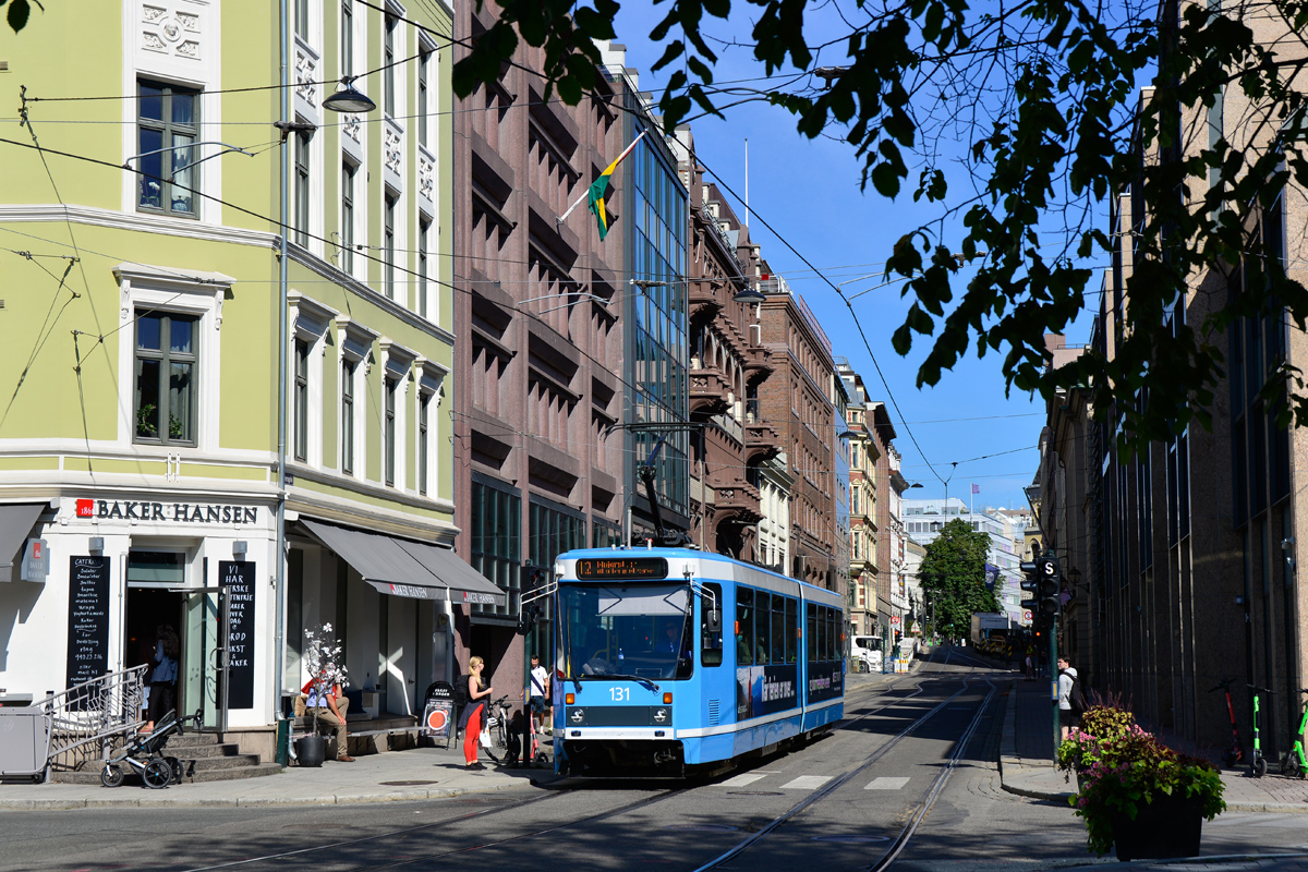 Straßenbahn Strømmen /Duewag SL79 #131 der Linie 12 am 30.08.2021, Akersgata, Oslo.