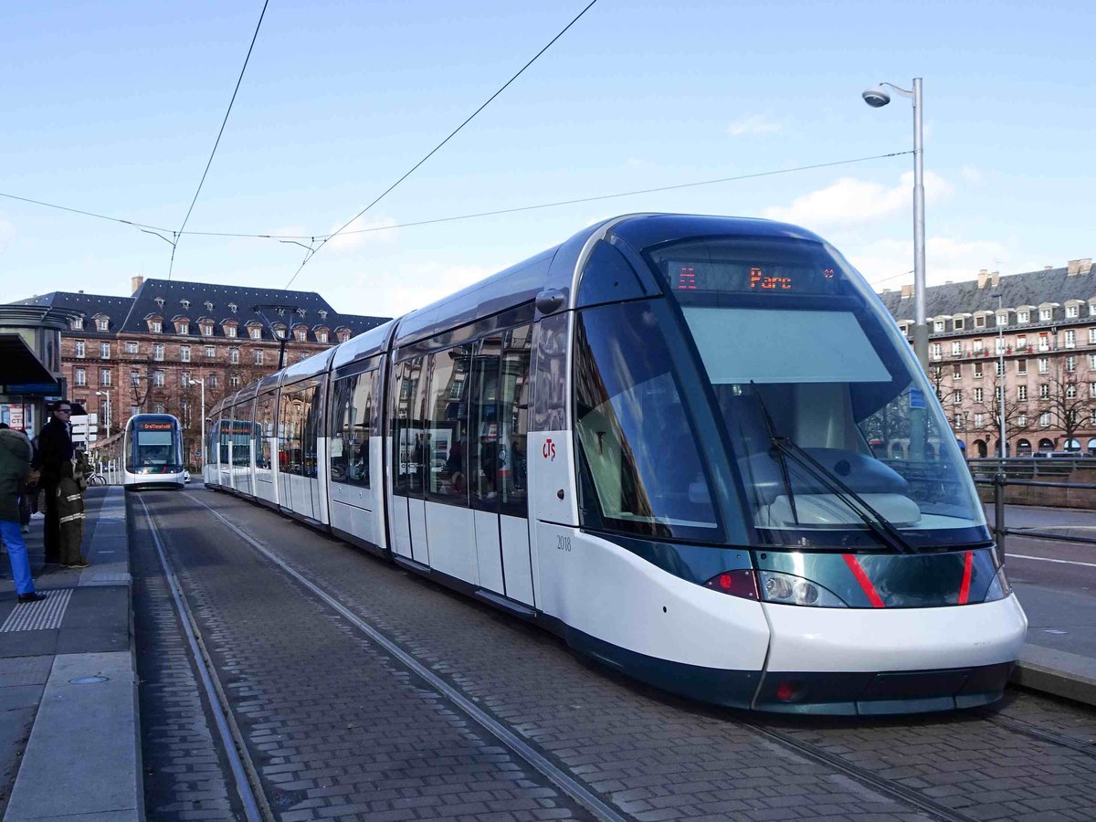Straßenbahn Strasbourg Linie A nach Parc des Sports in Étoile Bourse, 10.03.2019.