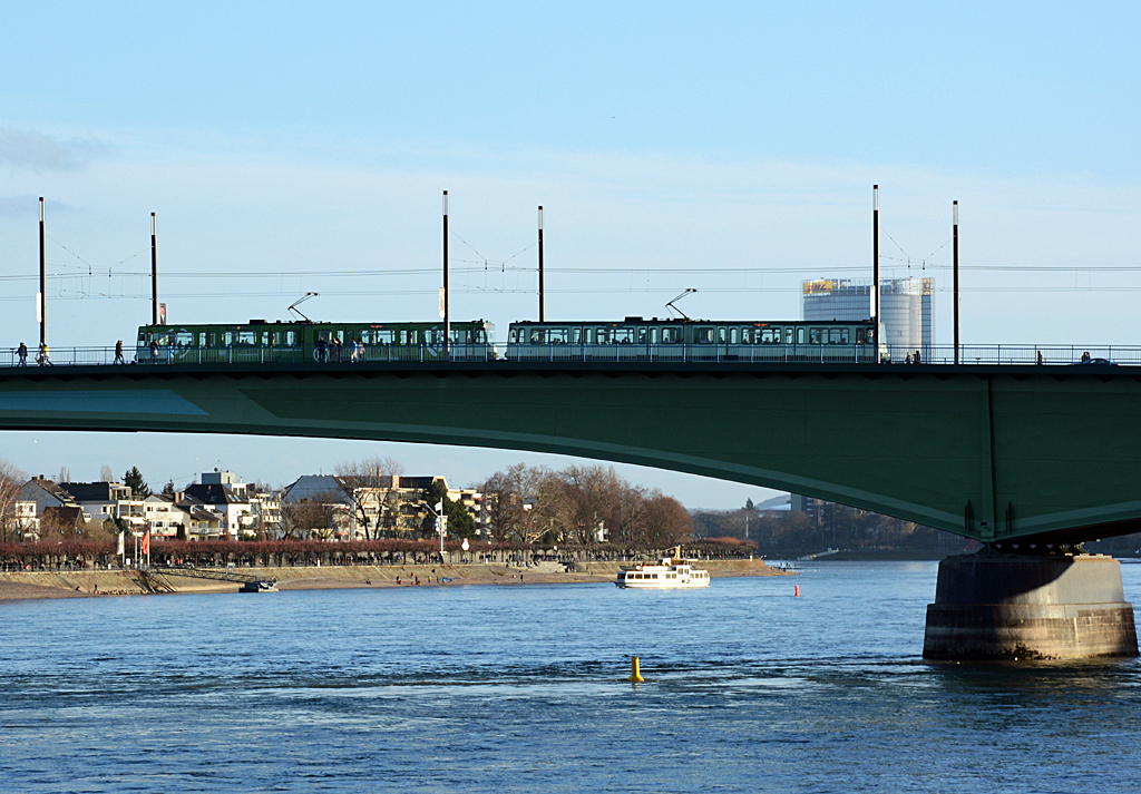 Straßenbahn der SWB auf der Kennedybrücke zwischen Bonn und Beuel - 02.02.2014