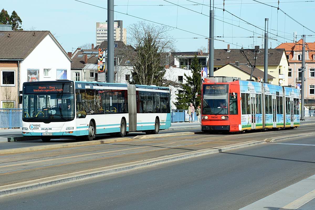 Straßenbahn (SWB) und Bus im  Konkurrenzkampf  auf der Kennedybrücke in Bonn - 20.03.2014