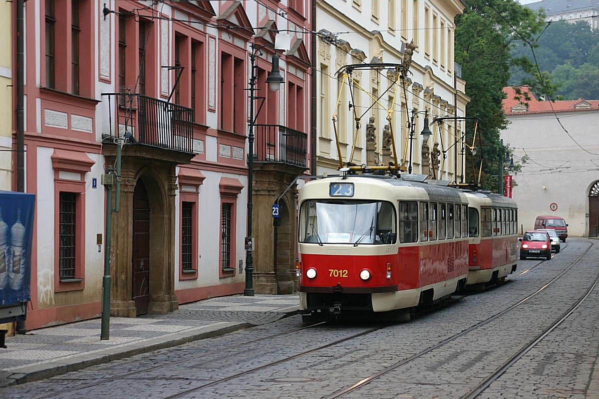 Straßenbahn Szene am 22.08.2005 unweit der Burg in Prag. Tatra Wagen 7012
ist mit einem Beiwagen auf der Linie 23 unterwegs.