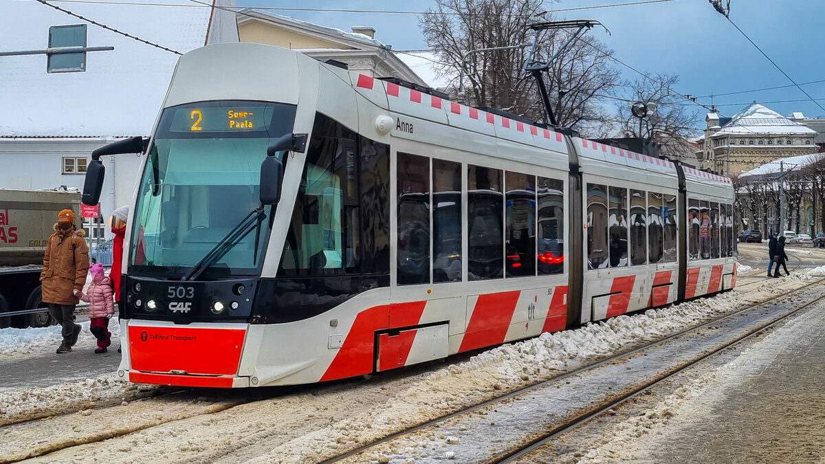 Straßenbahn Tallinn Zug 503 auf der Linie 2 nach Suur-Paala in der Station Mere puiestee, 03.12.2023.