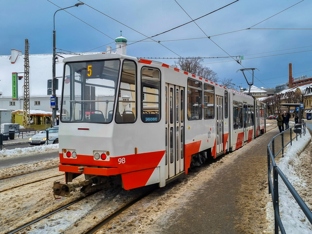 Straßenbahn Tallinn Zug 98 auf der Linie 5 nach Kopli in der Station Mere puiestee, 03.12.2023.
