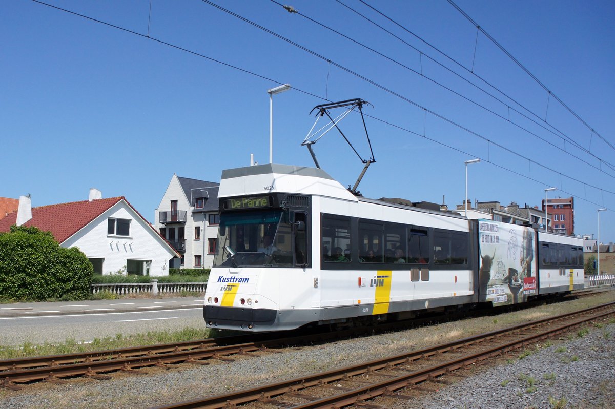 Straßenbahn (Tram) Belgien / Kusttram: BN / ACEC - Wagen 6026 von De Lijn, aufgenommen im Juni 2017 in Zeebrugge.