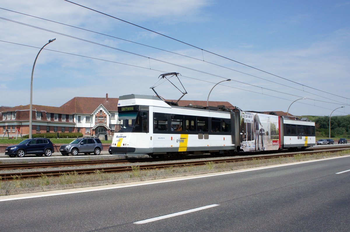 Straßenbahn (Tram) Belgien / Kusttram: BN / ACEC - Wagen 6037 von De Lijn, aufgenommen im Mai 2018 in Ostende (Oostende).