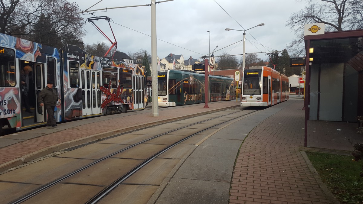 Straßenbahn Treffen an der Endhaltestelle Neundorf in Plauen am 22.11.2015 gegen 16 Uhr.