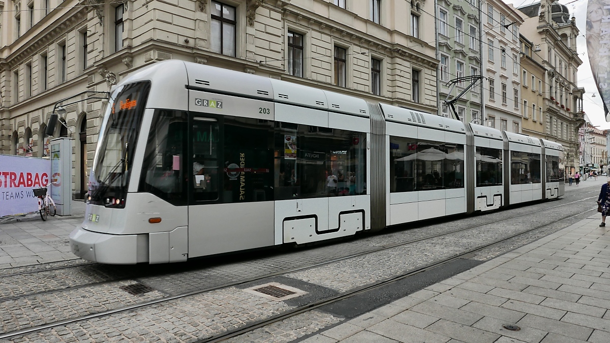 Straßenbahn-Triebwagen 203 in Graz in der Herrengasse, 16.6.19 