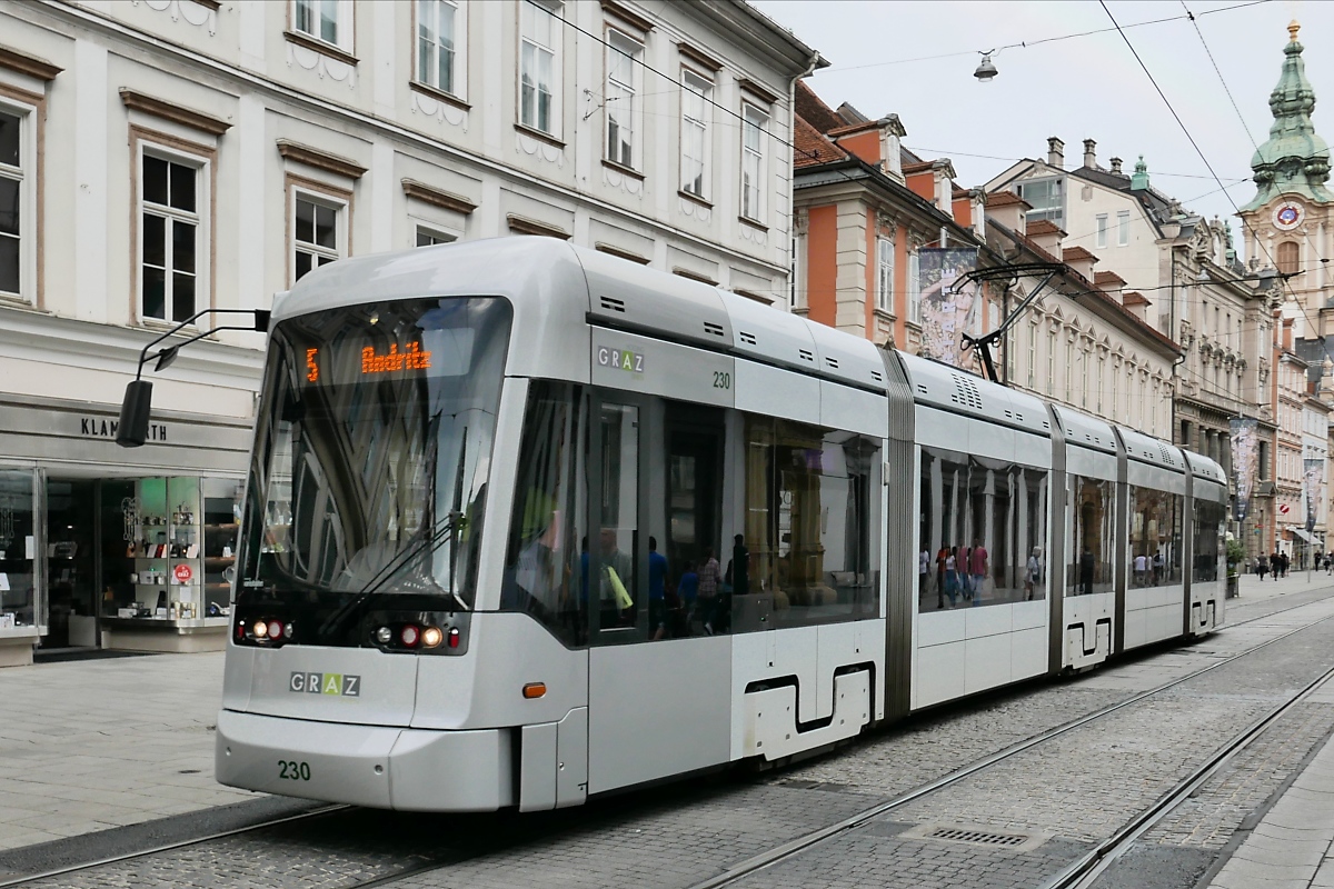 Straßenbahn-Triebwagen 230 in Graz in der Herrengasse, 16.6.19 