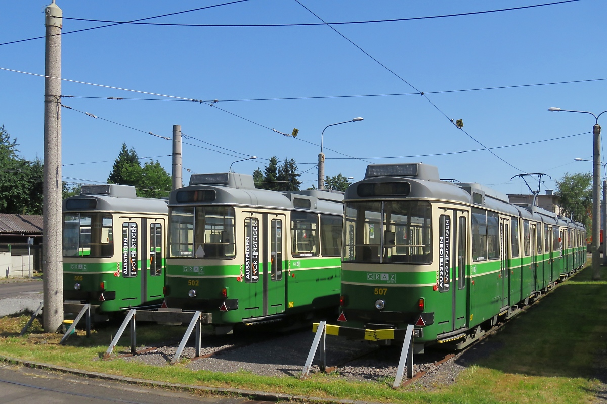 Straßenbahn-Triebwagen 505, 502, und 507 in der Remise Alte Poststraße; über den Zaun fotografiert. Graz, 30.6.19 


