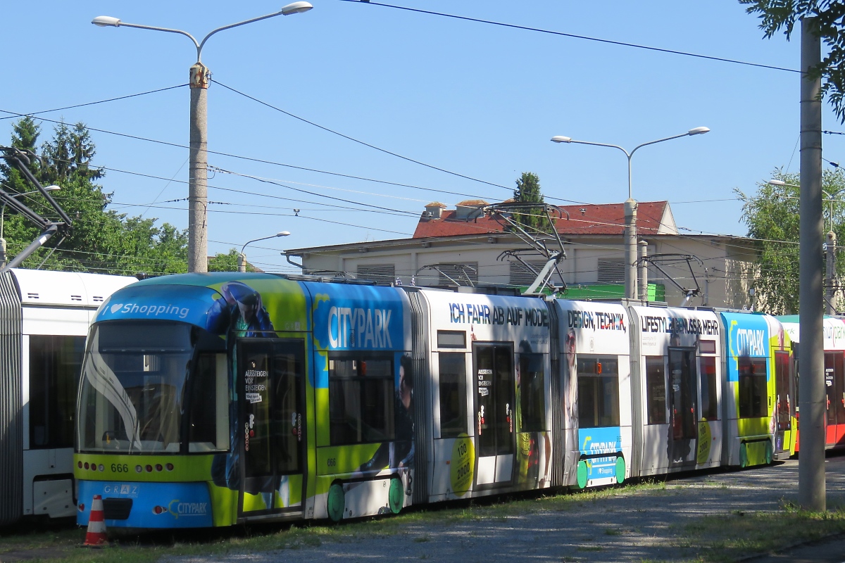 Straßenbahn-Triebwagen 666 in der Remise Alte Poststraße; über den Zaun fotografiert. Graz, 30.6.19

