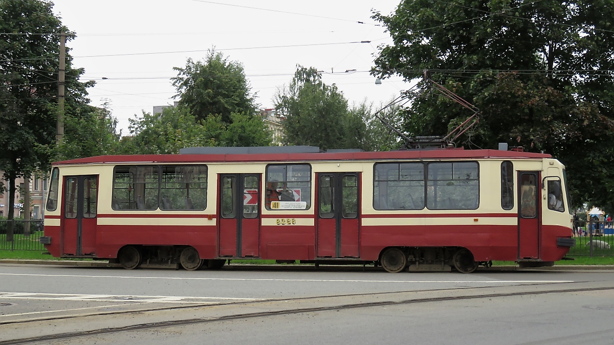 Straßenbahn-Triebwagen LM-99 Nr. 8326 der Linie 41 am Pokrovskiy Square
(Покровский сквер) in St. Petersburg, 10.9.17