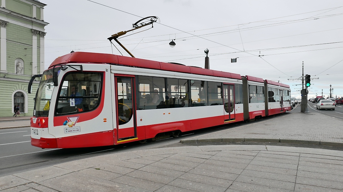 Straßenbahn-Triebzug 71-631-2 Nr. 4712 auf der Rampe der Troizki-Brücke über die Newa in St. Petersburg, 16.7.17 