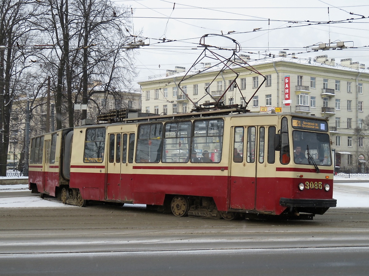 Straßenbahn-Triebzug LWS-86 Nr. 3085 legt sich rasant in die Kurve in St. Petersburg, 17.2.18