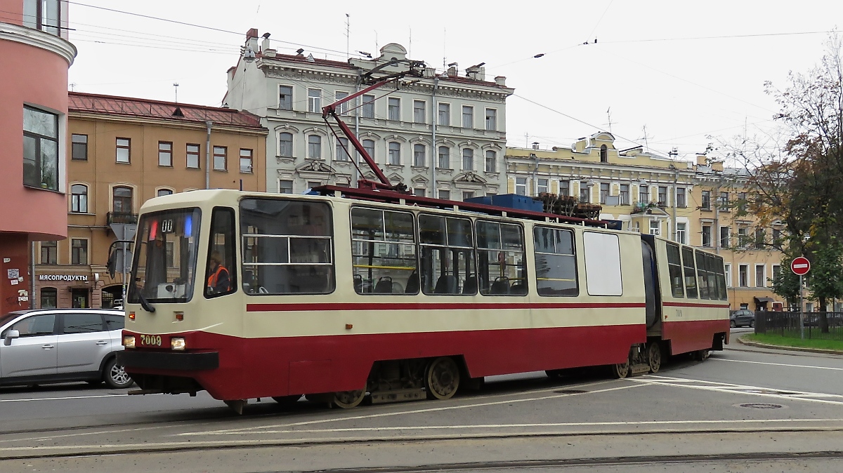 Straßenbahn-Triebzug LWS-86 Nr. 7009 in St. Petersburg, 10.9.17