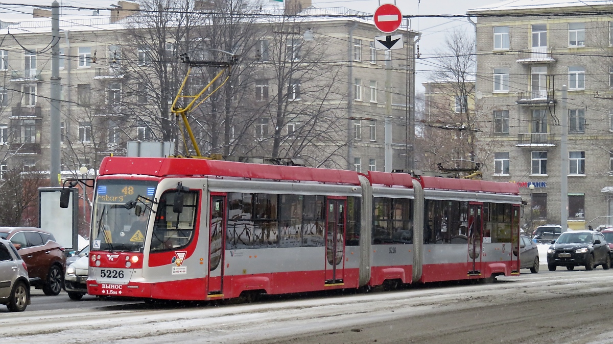 Straßenbahn-Triebzug UWKS 71-631-2 Nr. 5226 in St. Petersburg, 17.2.18