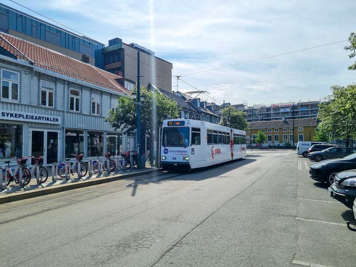 Straßenbahn Trondheim Zug 94 auf der Linie 9 nach Lian in der Starthaltestelle St. Olavs gate, 18.06.2023.