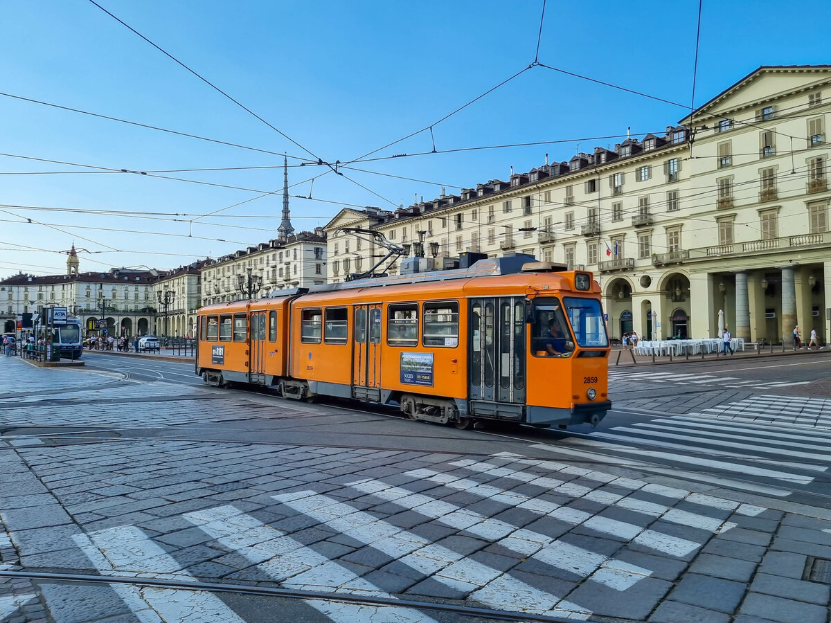 Straßenbahn Turin Zug 2859 auf der Linie 13 nach Gran Madre in Vittorio Veneto, 27.07.2022.