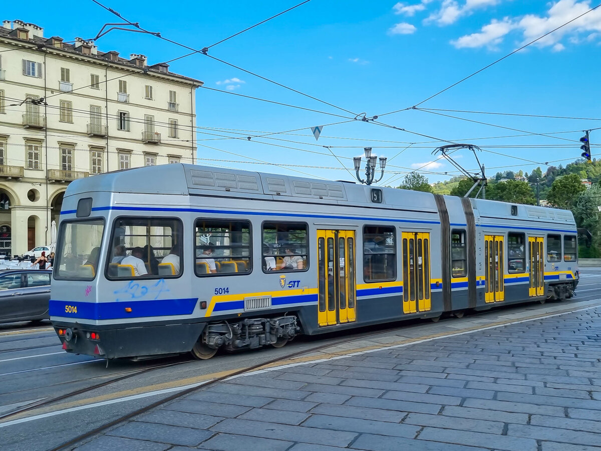 Straßenbahn Turin Zug 5014 auf der Linie 13 nach Coriolano kurz nach Vittorio Veneto, 27.07.2022.