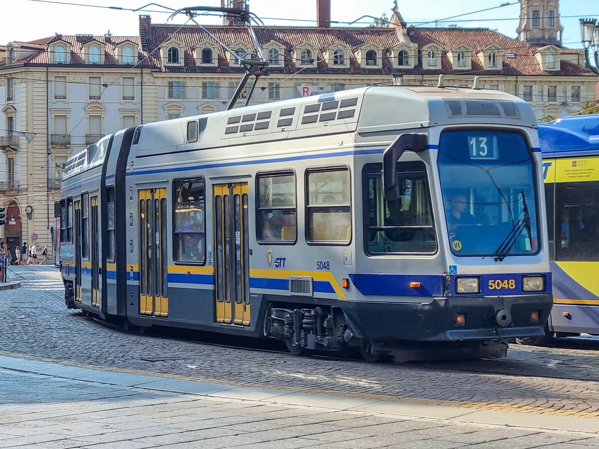 Straßenbahn Turin Zug 5048 auf der Linie 13 nach Gran Madre in Castello, 27.07.2022.
