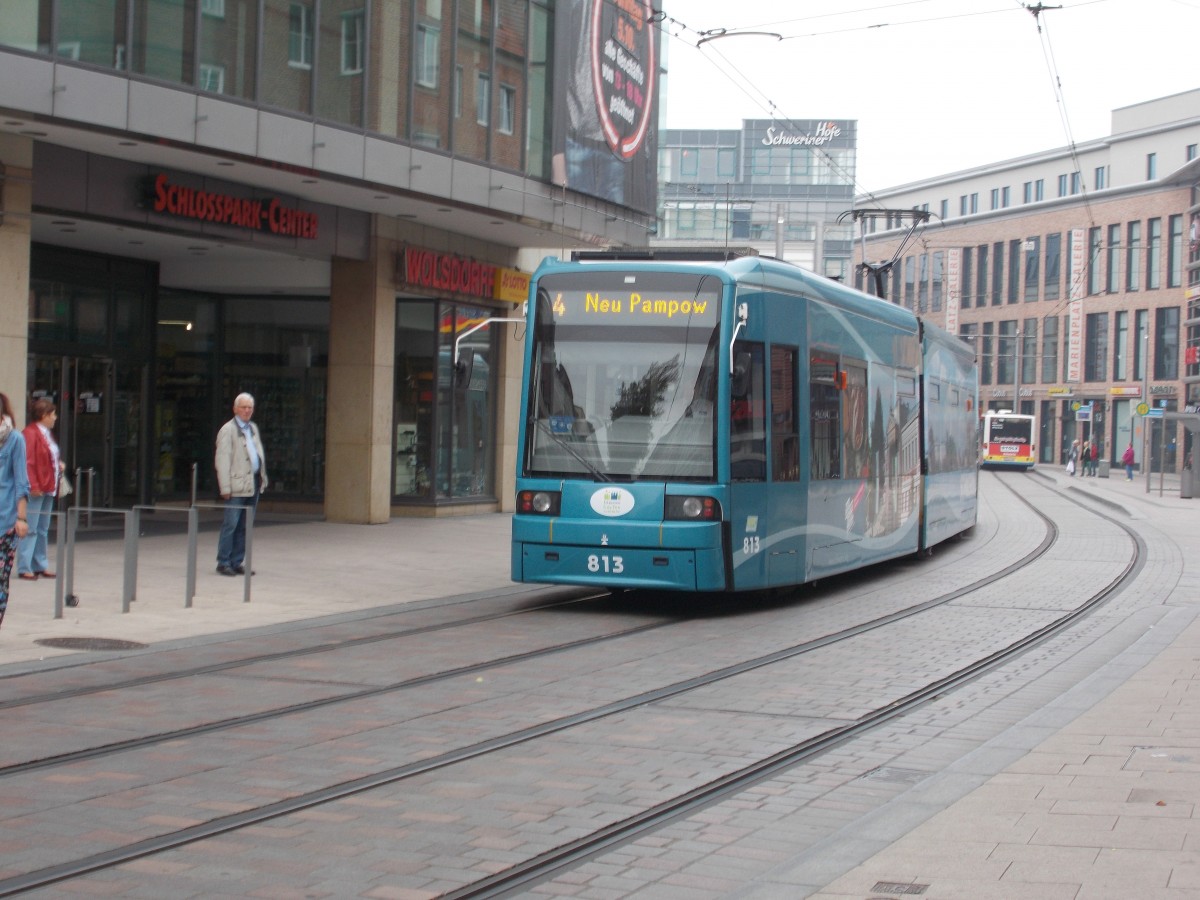 Straßenbahn Tw 813 fuhr,am 03.Oktober 2014,am Schloßparkcenter durch die Schweriner Innenstadt.