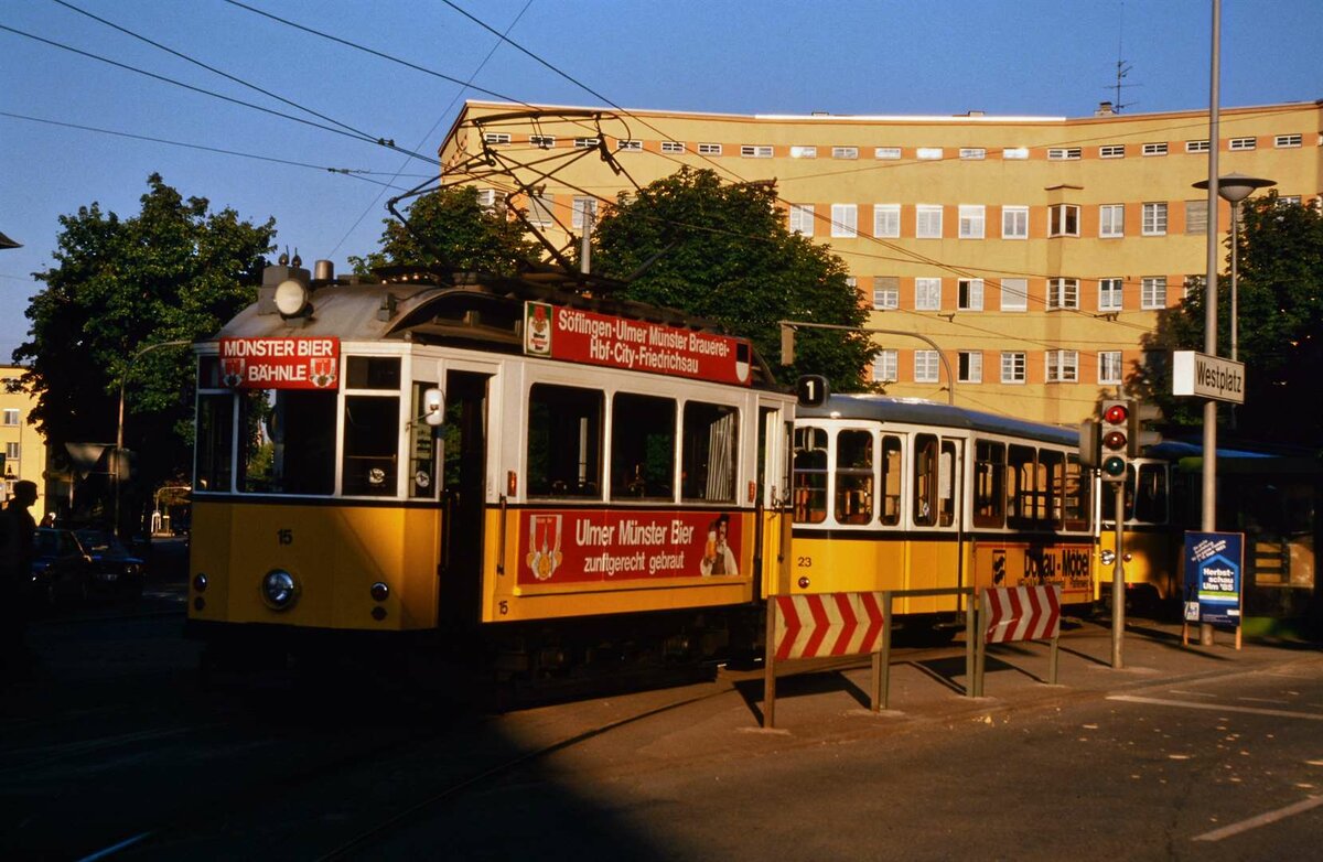 Straßenbahn Ulm: Hier kuppelte TW 15 einen früheren Stuttgarter Beiwagen des Wagentyps B2 (BW 23 Ulmer Straßenbahn) an und brachte ihn ins Depot Weststadt.
Datum: 29.09.1984

