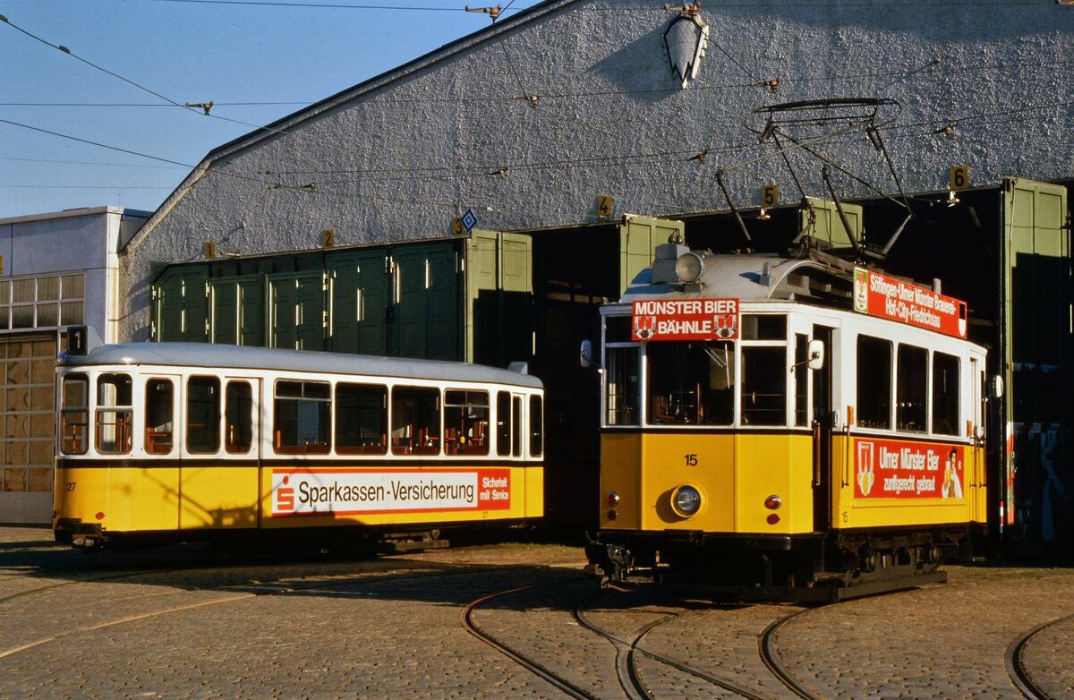 Straßenbahn Ulm: TW 15 war zu unser aller Erstaunen auch noch regulär auf den Gleisen der Ulmer Straßenbahn eingesetzt. Er rangierte frühere Stuttgarter Straßenbahnbeiwagen des Typs B2 (wie hier einer neben ihm), von der nahegelegenen Haltestelle Westplatz in das Depot Weststadt, was auch eine recht schwere Aufgabe für Fahrer und Einweiser war.
Datum: 29.09.1984
