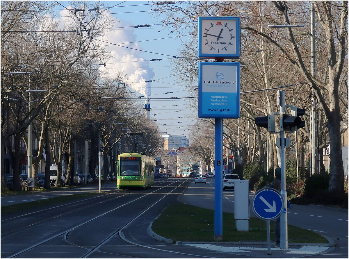 Straßenbahn unter Dampf - 

Blick von der Haltestelle Yorkstraße nach Westen in die Kaiseralle mit einem sich nähernden Zug auf der Linie 3. Im Hintergrund der Kamin und die Rauchwolke des Rhein-Kraftwerks.

Karlsruhe, 12.01.2022 (M)
