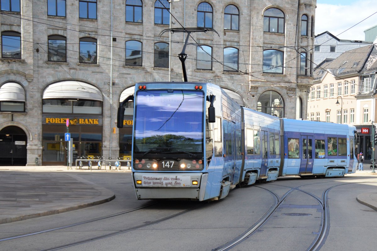 Straßenbahn (Wagen 147) der Linie 13 in der Nähe des Oslo Sentralstasjon (Hauptbahnhofs Oslo) am 12.05.2019.