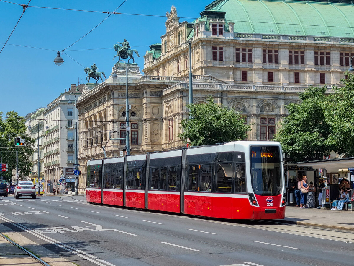 Straßenbahn Wien Tw 320 auf der Linie 71 zur Börse vor der Wiener Oper, 09.07.2023.