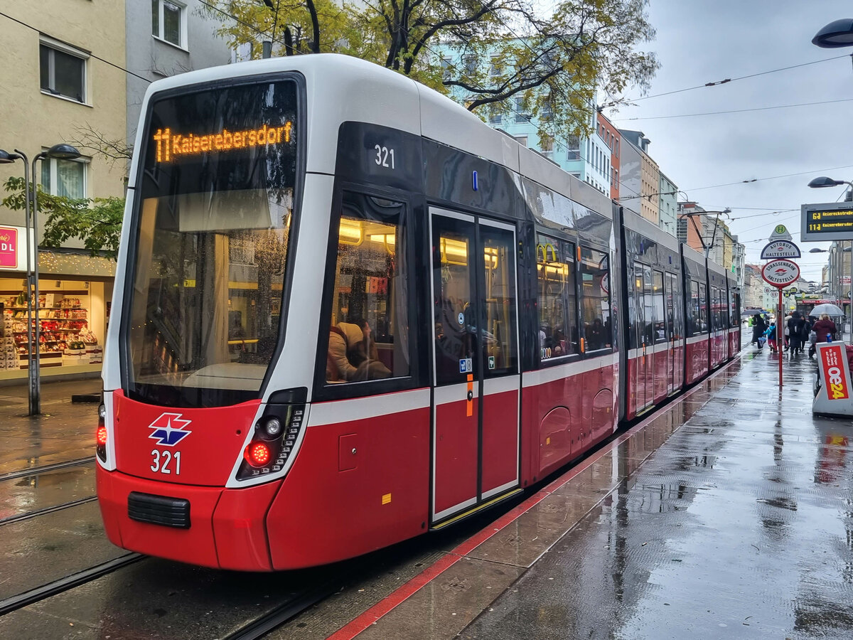 Straßenbahn Wien Zug 321 auf der Linie 11 nach Kaiserebersdorf in Reumannplatz, 24.11.2022.