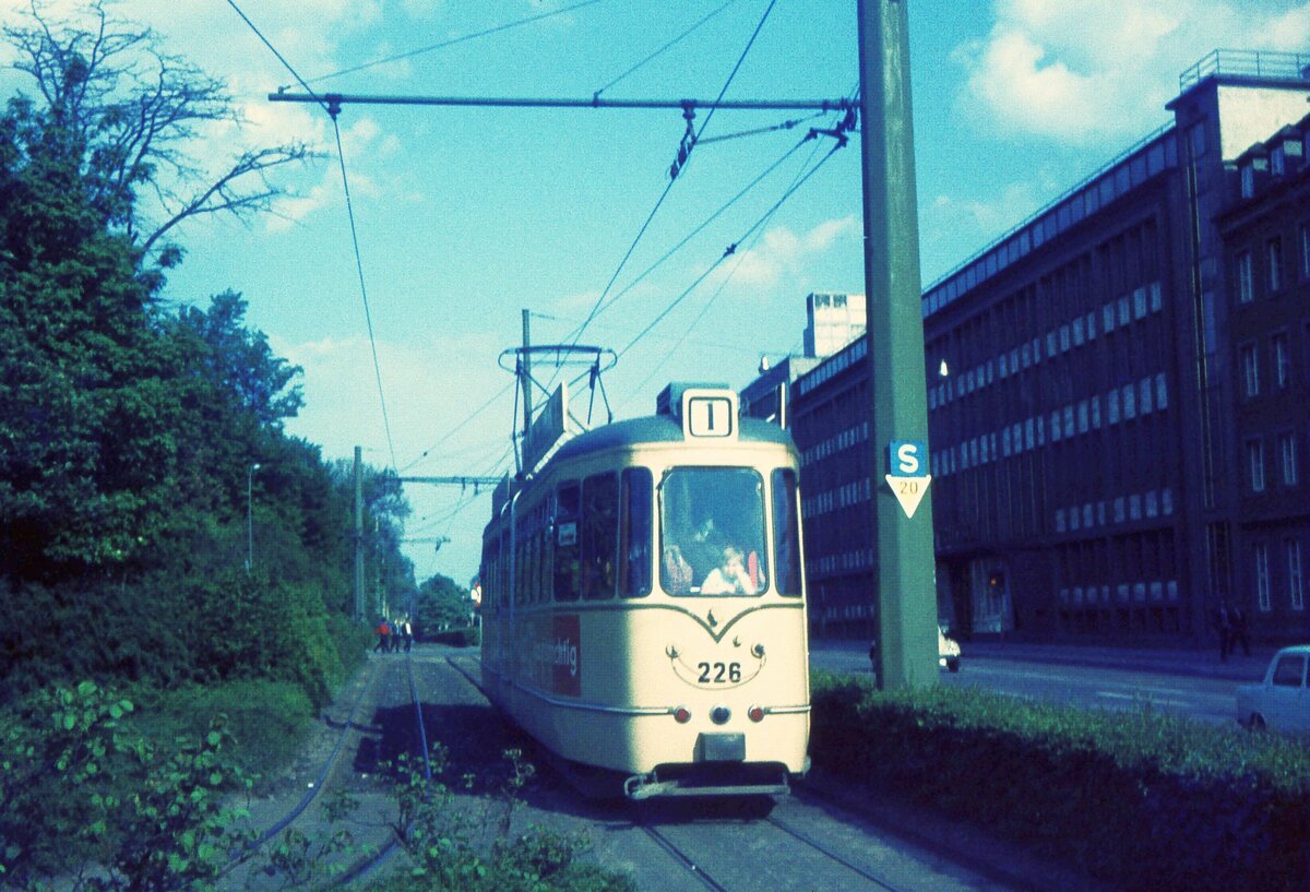 Straßenbahn Würzburg__Am Haugerring. Tw 226 [2+2x GITwER Bj. 1961; 4-achsige, 3-teilige Umbau-GTw mit schwebendem Mittelteil aus 2x 2-Achsern; Eigenumbau WSB, Mittelteil Credé; +1975]__05-1970