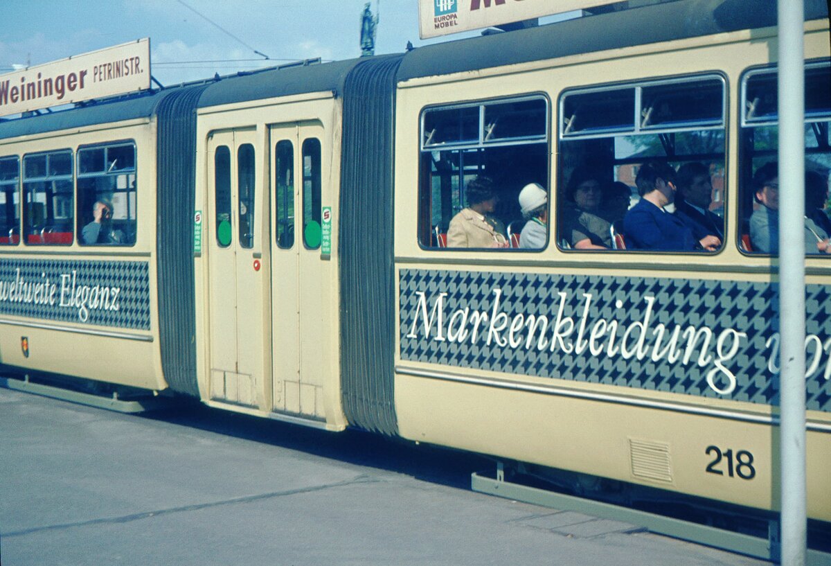 Straßenbahn Würzburg__In der Schleife vor dem Hbf. ( Eleganz , innen wie außen ? Naja... )_Tw 218 [2+2x GITwER; Bj. 1960; 4-achsige, 3-teilige Umbau-GTw mit schwebendem Mittelteil aus 2x 2-Achsern; Eigenumbau WSB, Mittelteil Credé; +1975]. Das schwebende Mittelteil gut zu erkennen.__05-1970 