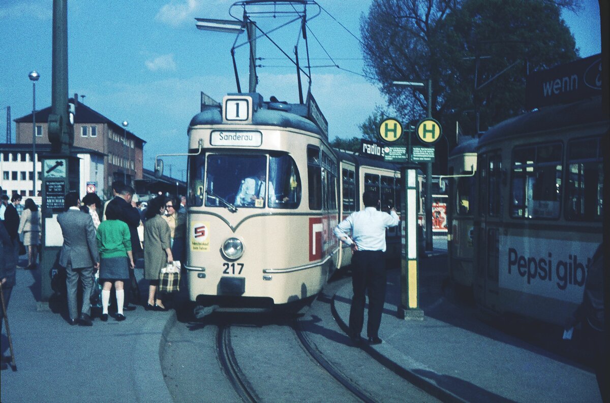 Straßenbahn Würzburg__In der Schleife vor dem Hbf. Linie 1 mit Tw 217 [2+2x GITwER; Bj. 1960; 4-achsige, 3-teilige Umbau-GTw mit schwebendem Mittelteil aus 2x 2-Achsern; Eigenumbau WSB, Mittelteil Credé; +1975]__05-1970


