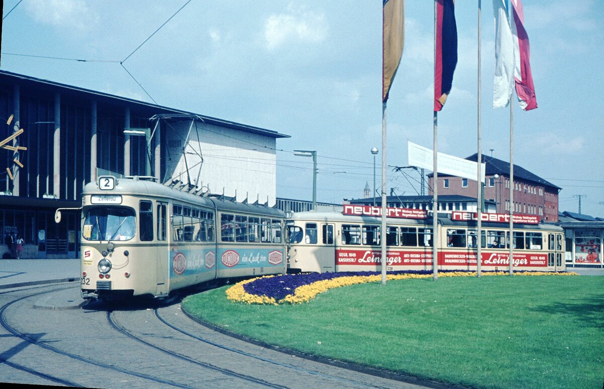 Straßenbahn Würzburg__In der Schleife vor dem Hbf. Linie 2 mit Tw 232 [GTW D8 (ex GTW6) Bj. 1967; 1982 Umbau zum 8-Achser; +2010] und dicht dahinter Line 3 [Tw 238]__05-1970